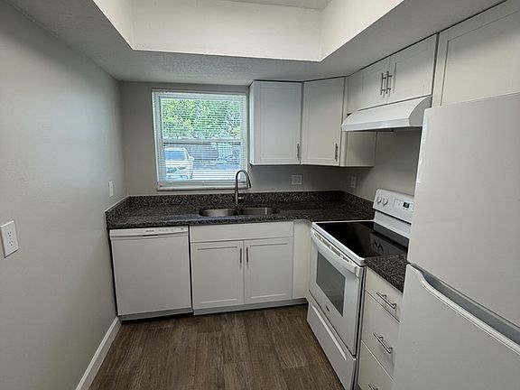 3rd image of 3322 Camelot Dr #C6