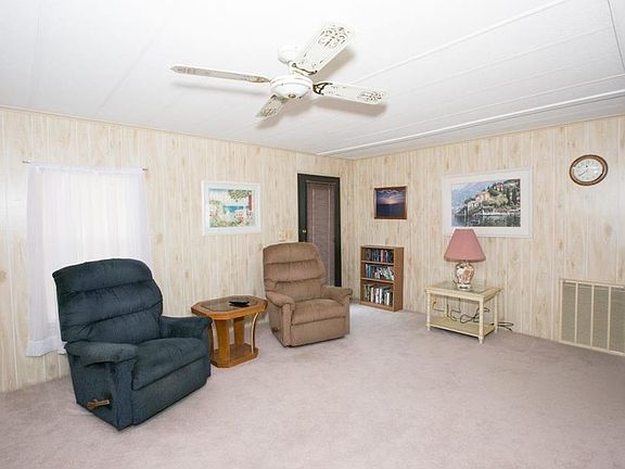 3rd image of 902 Oleander Cir