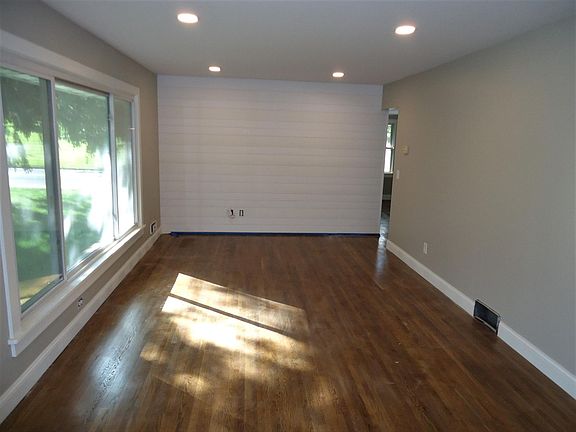 3rd image of 424 Jackson Ave S