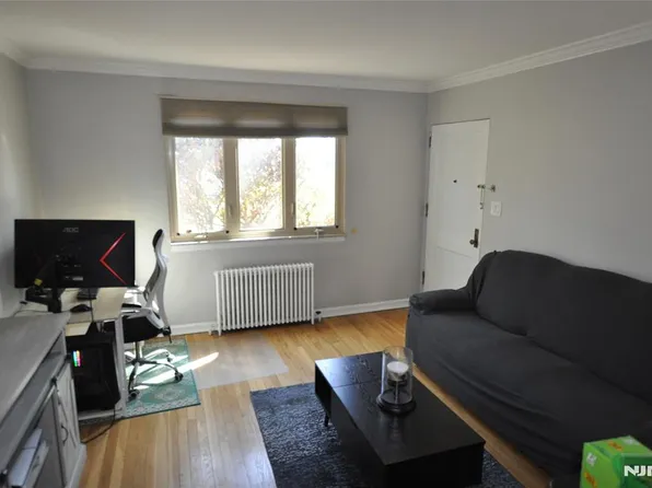 135 E Clinton Ave APT 4A, Bergenfield, NJ 07621