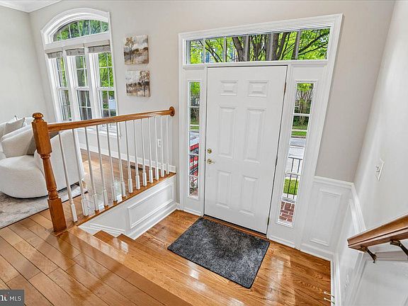 3rd image of 907 Crestfield Dr