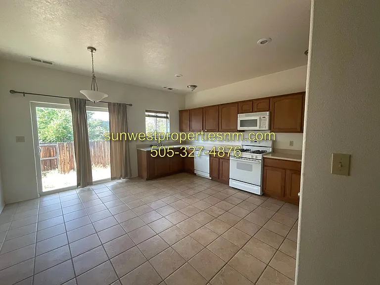 549 E Zia St — Photo 5