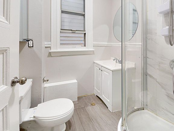 4th image of 346 Chelsea St #1