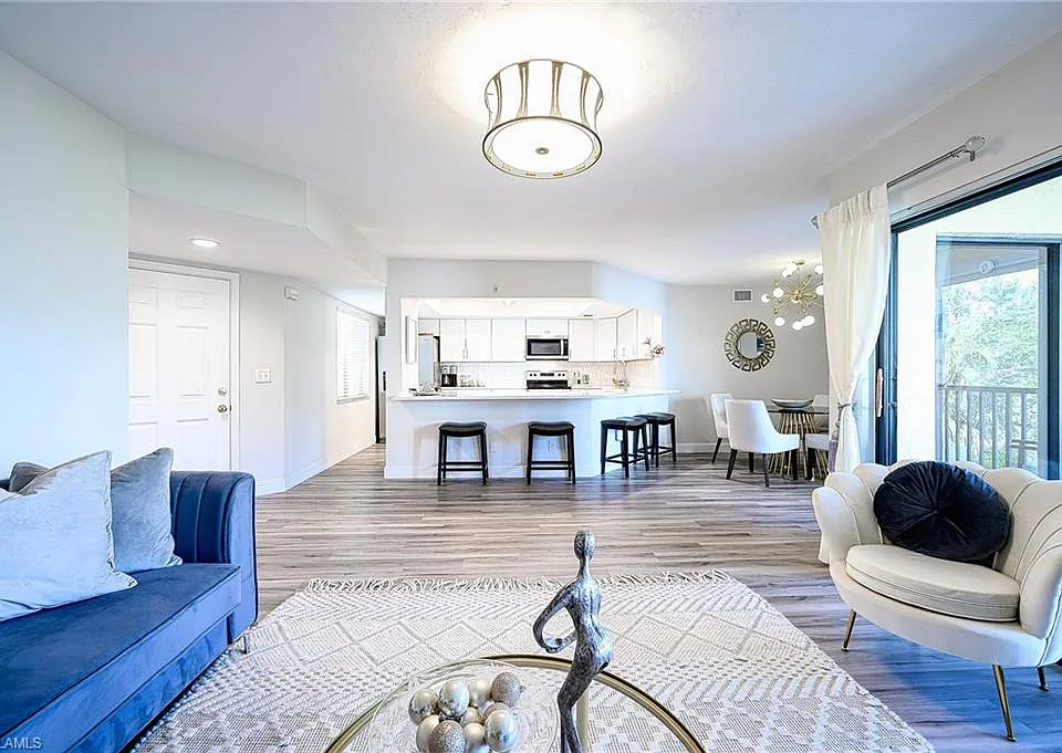 586 Beachwalk Cir #O-205