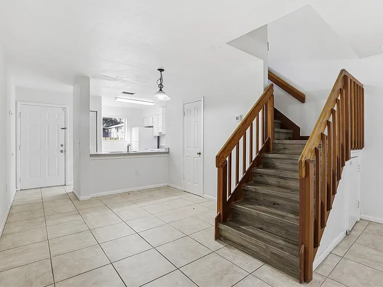 2219 SW 39th Way — Photo 4