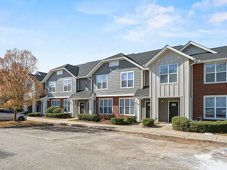 Grand Oaks Apartment Homes — Photo 24