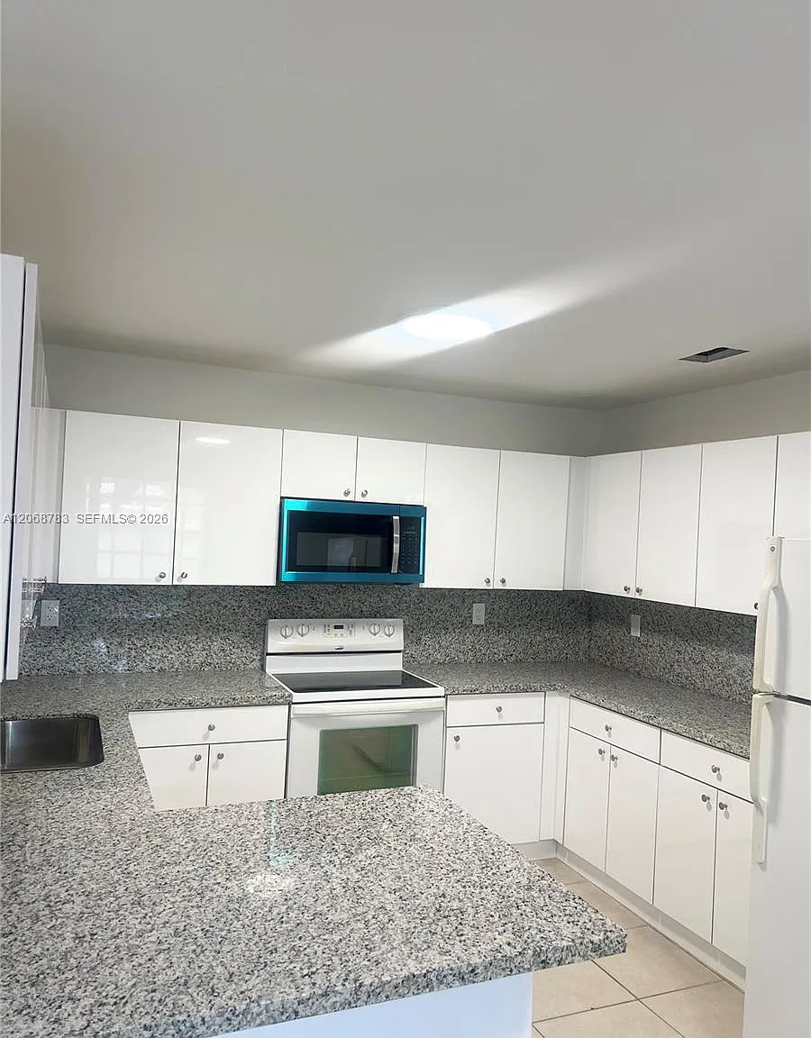 Highview — Photo 3