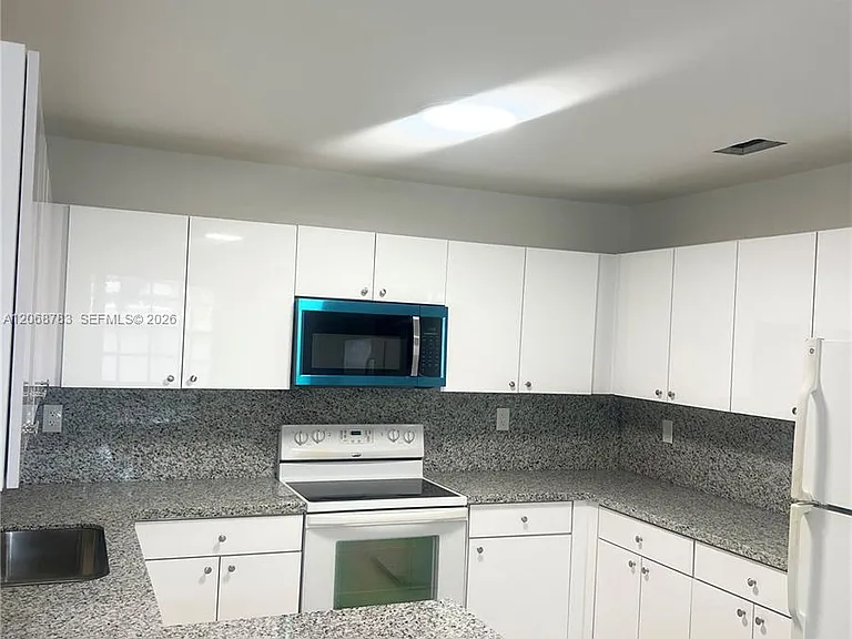 1244 NW 32nd Pl #1244 — Photo 3