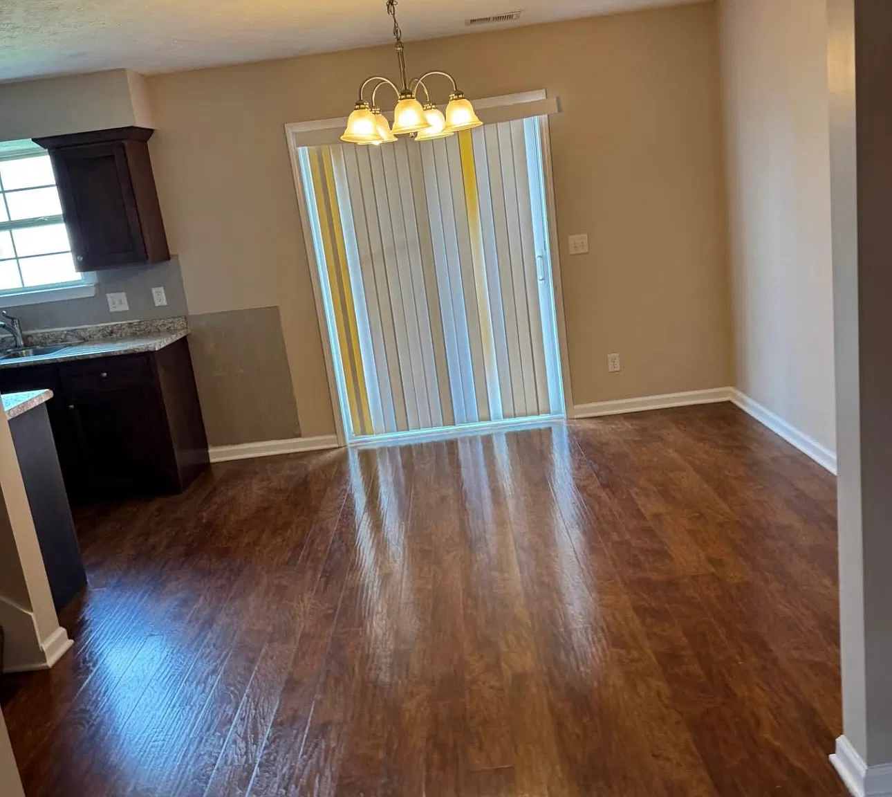 4 bed, 2.5 bath, 1600 sqft, $2,400 — Photo 3