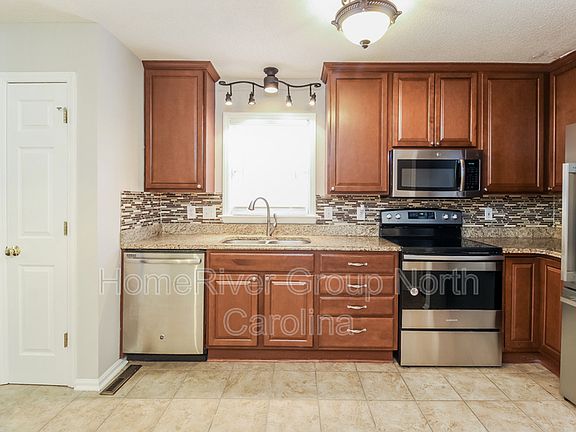 4th image of 3 Wimbledon Ln