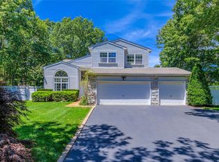 12 Arbor Field Way, Lake Grove, NY 11755