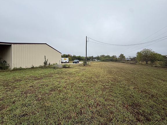 3rd image of 422586 E 1150th Rd
