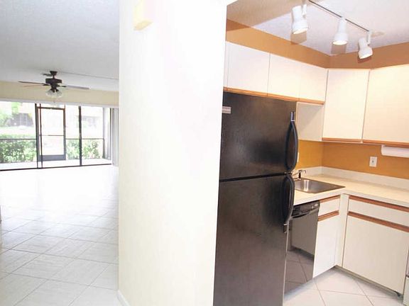 3rd image of 3643 Carambola Cir N