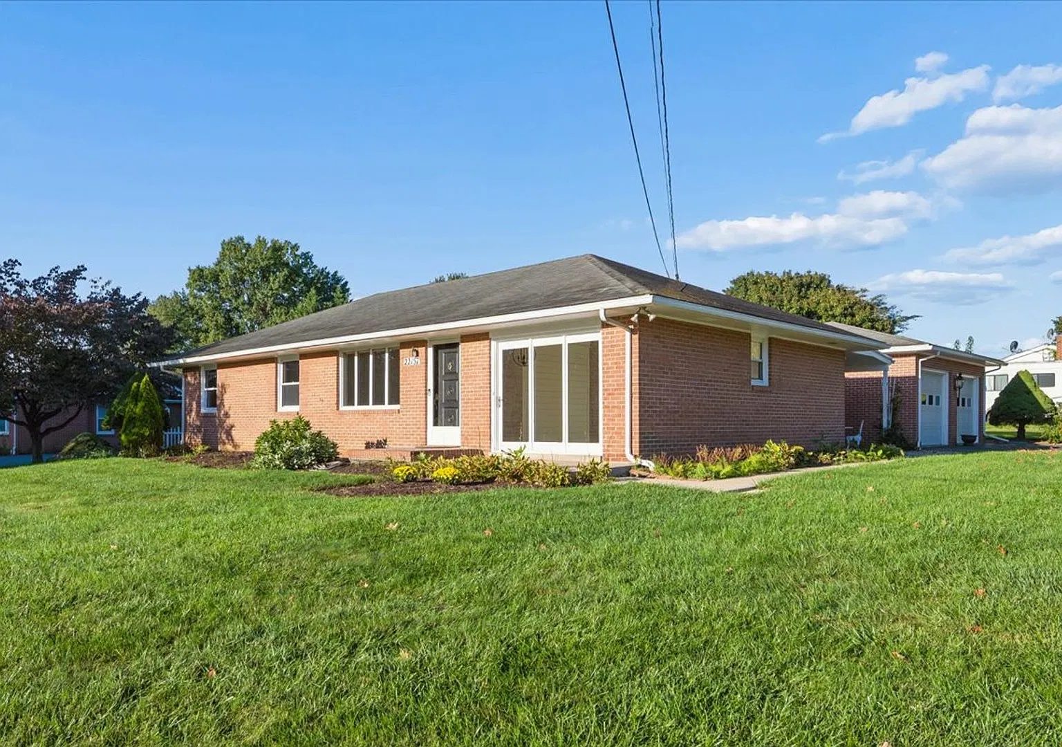 Single Family Living w/ Garage & Yard — Photo 1