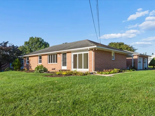 22157 Holiday Dr, Smithsburg, MD 21783