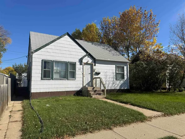 913 5th St SW, Minot, ND 58701