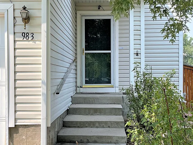 983 Canary Ct — Photo 2