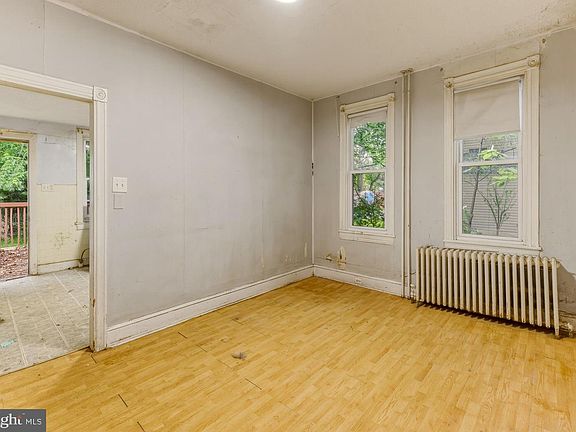 5th image of 246 Rutland Ave