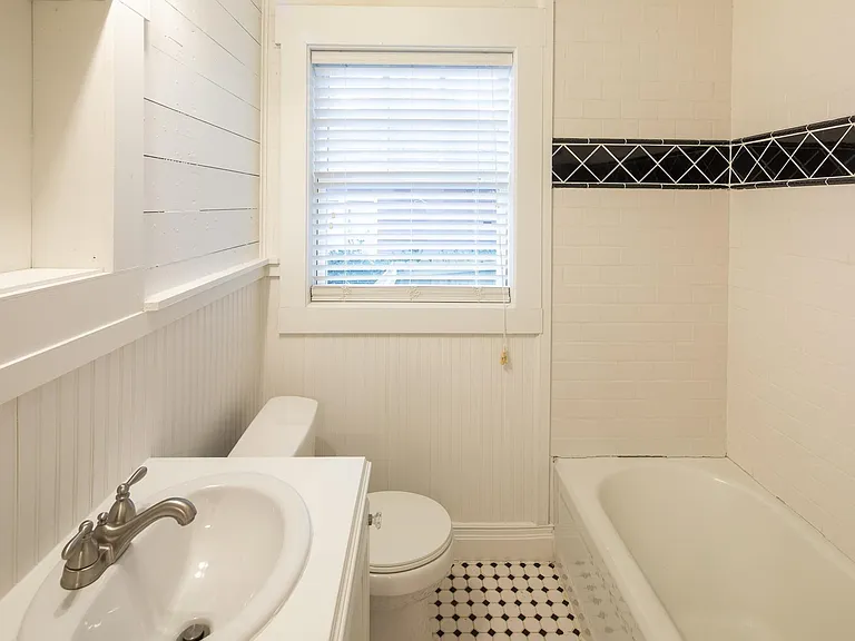 407 E Houston St — Photo 9