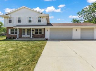 700 Cardiff Dr, Hartland, WI 53029