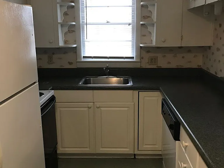 4902 Franklin Ave — Photo 6