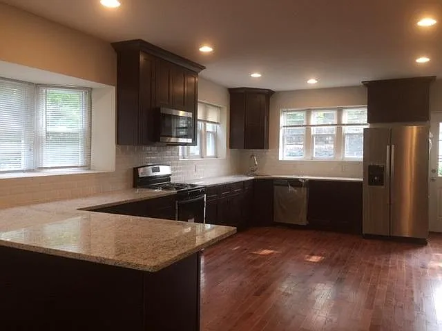 6 bed, 4.5 bath, 2500 sqft, $4,500 — Photo 2