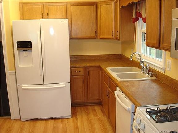 5th image of 425 Fairfax Dr