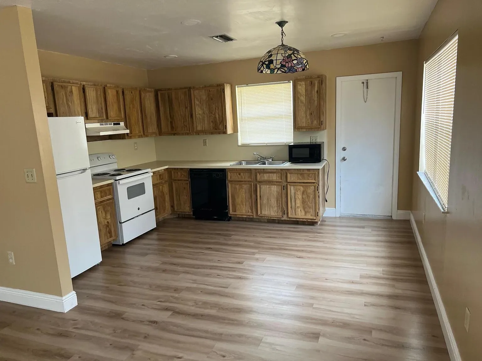 2 bed, 2.0 bath, 1247 sqft, $2,300 — Photo 2