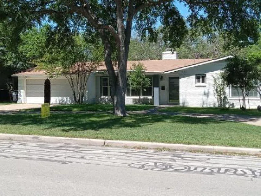 3 bed, 2050 sqft, $2,500 — Photo 2