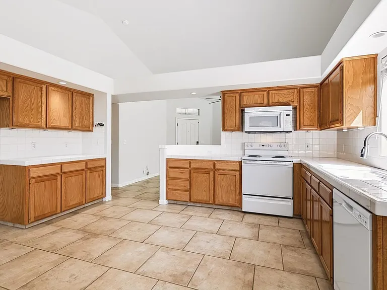 352 W Kelly Ave — Photo 11