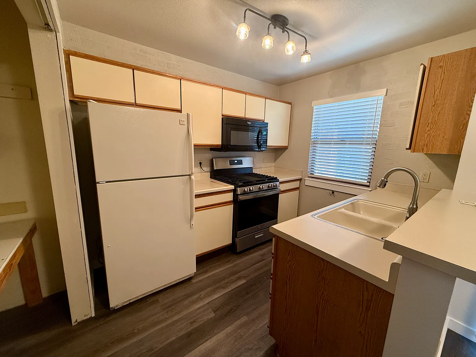 2 bed, 1.5 bath, 1472 sqft, $1,800 — Photo 3