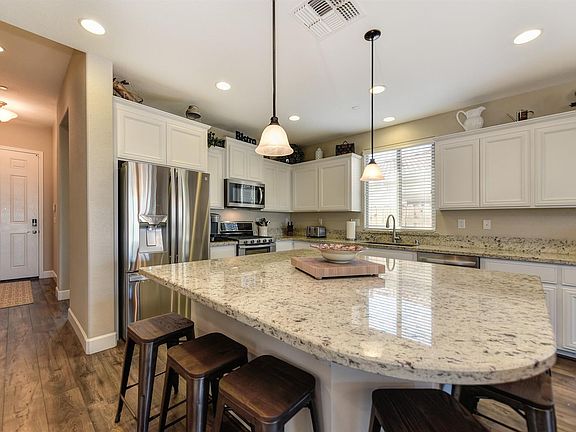 5th image of 823 Baronial Ln