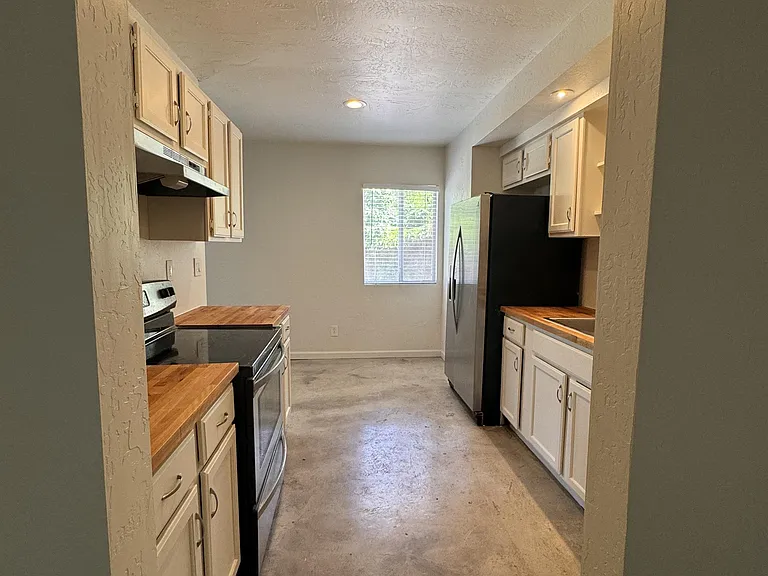 2718 N Greenfield — Photo 4