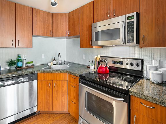 3rd image of 103 Bellevue Ave E APT 505
