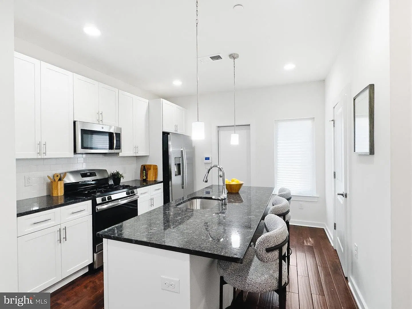 3 bed, 2.5 bath, 2565 sqft, $2,995 — Photo 2