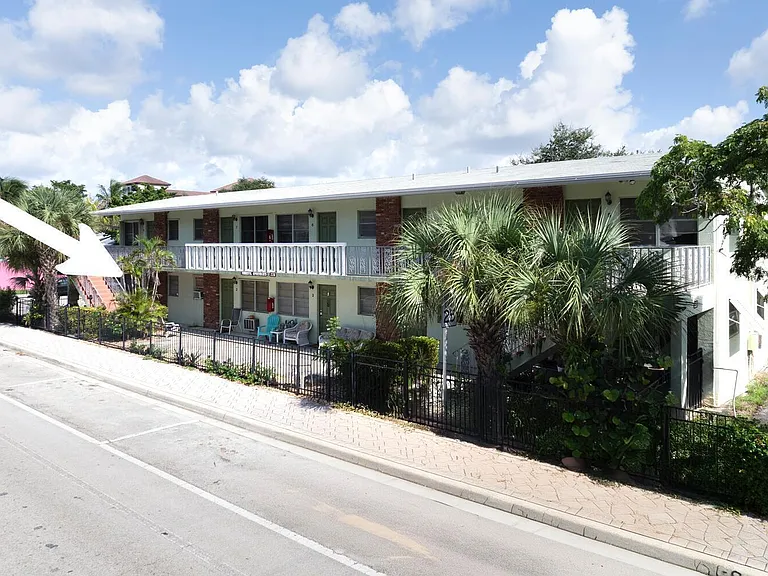 220 Lucerne Ave #1 — Photo 3