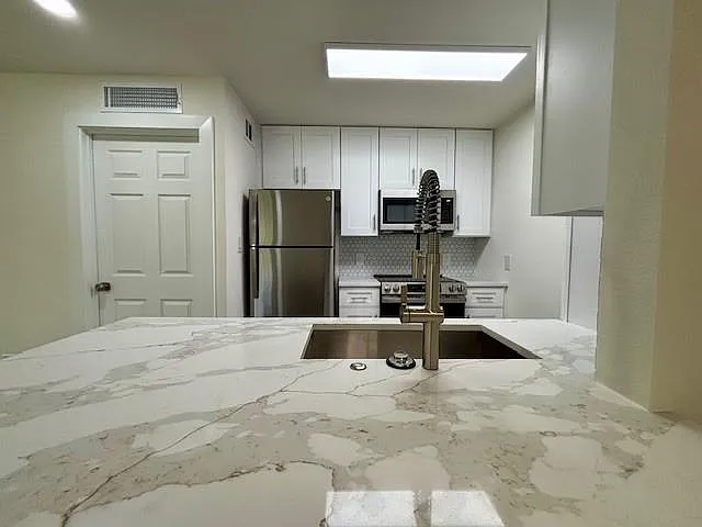 2121 Fountain View Dr #83 — Photo 5