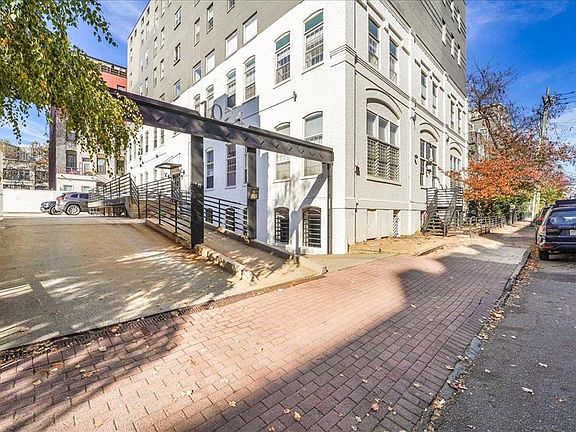 4th image of 1024 Clinton St #104