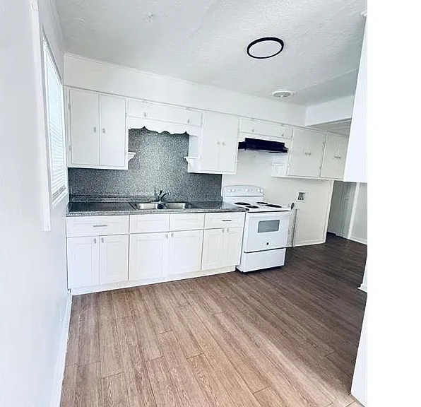 435 SE 53rd St — Photo 6
