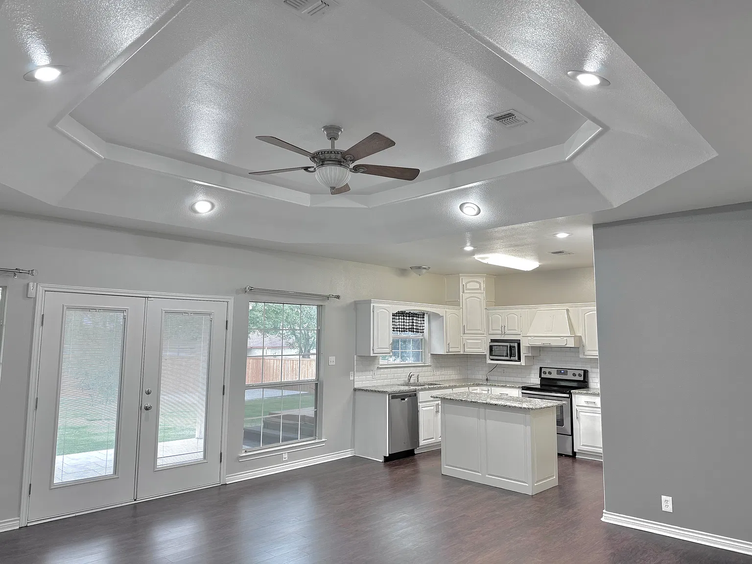 4 bed, 2052 sqft, $2,500 — Photo 2