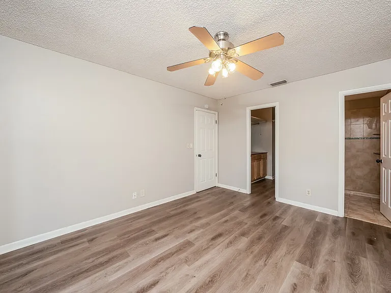 9732 Saddlebrook Dr — Photo 7