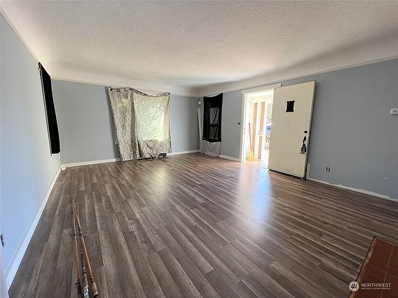 5th image of 2814 E 6th Street