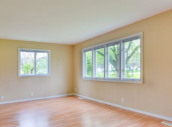 5th image of 26W312 Peterson Ave