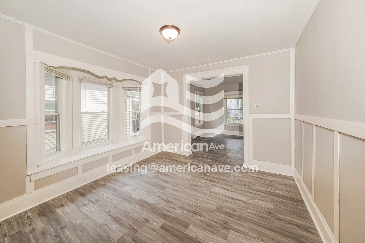 1343238_002_wm_-_living_room_13118871.jpg - 339 W Calthrop Ave