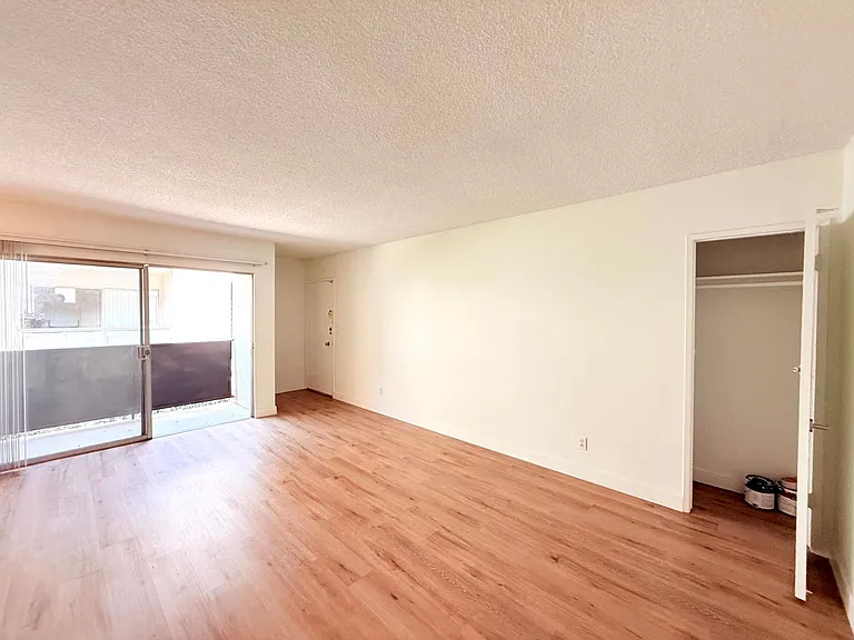 119 - 121 N Hillcrest Blvd — Photo 5