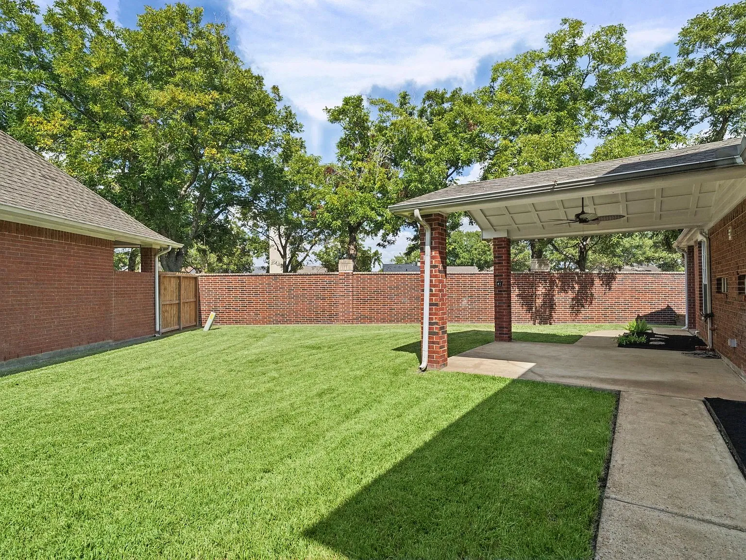 3 bed, 2.5 bath, 2241 sqft, $2,700 — Photo 3