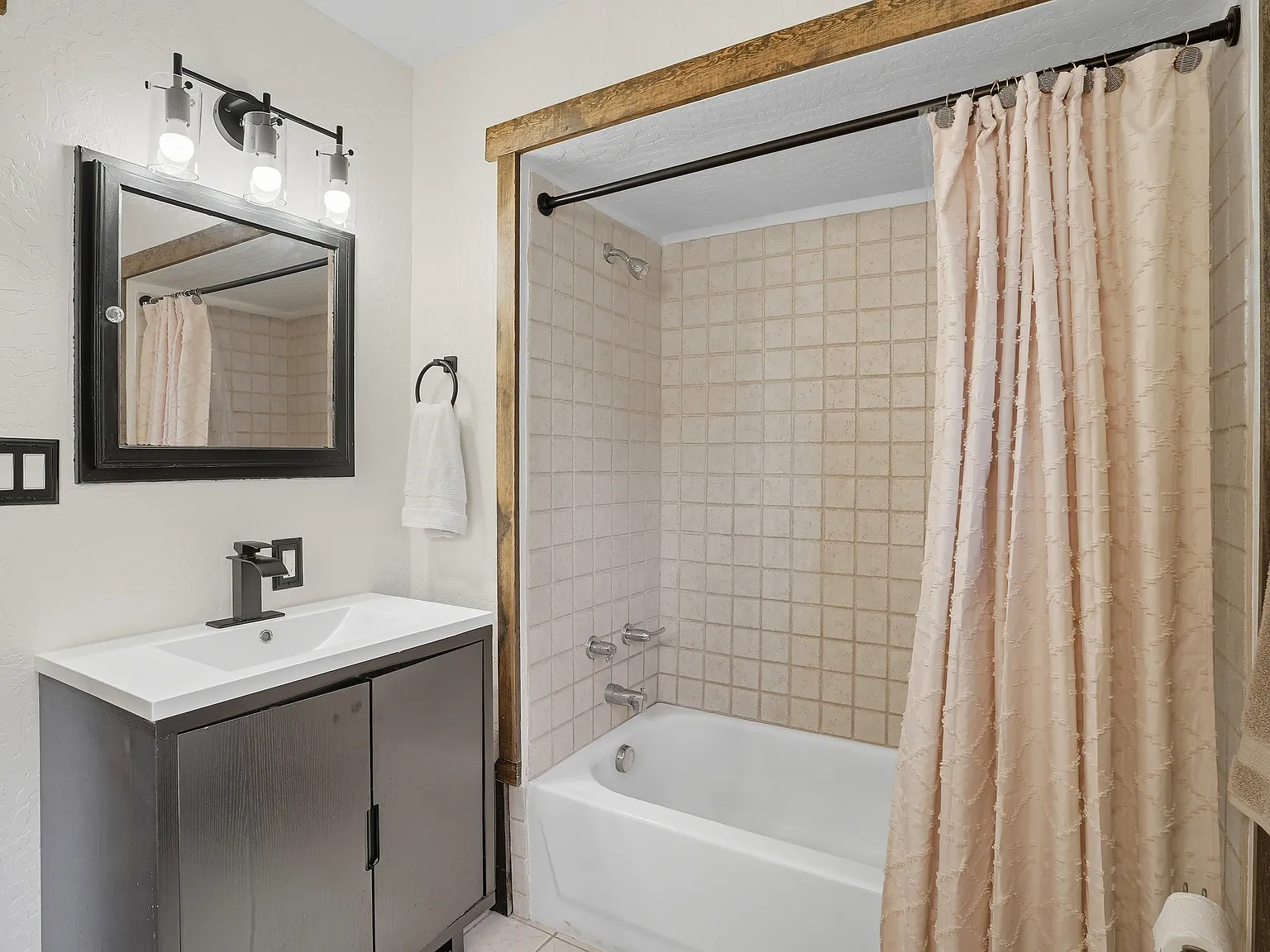 5 bed, 1760 sqft, $975 — Photo 4