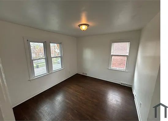 5758 Beaconsfield St — Photo 11