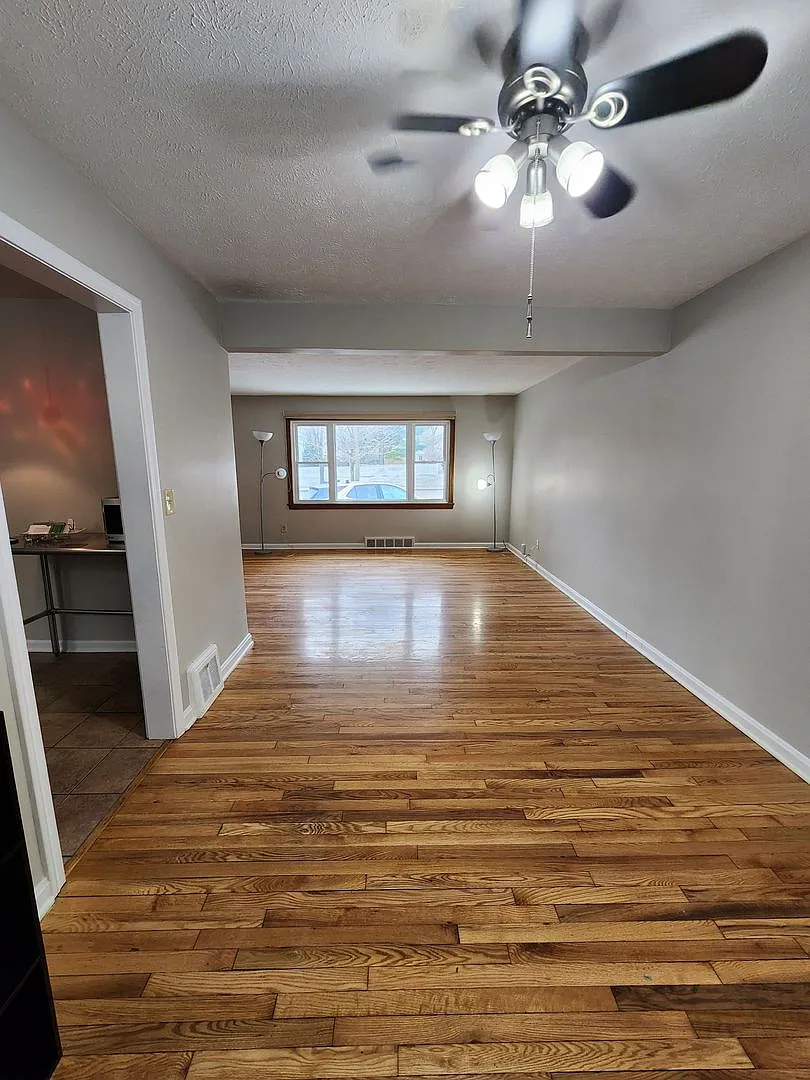 Fabulous Home in the Heart of Solon — Photo 3