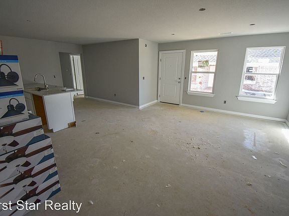 3rd image of 909 W Buchanan St #2
